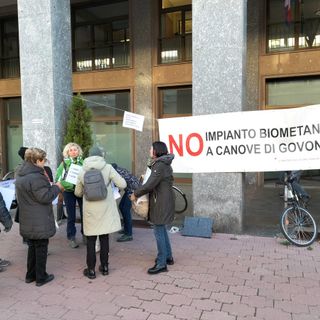 Manifestanti davanti alla sede della Provincia, questa mattina a Cuneo. Proprio stamane è prevista la conferenza dei servizi per la valutazione del progetto