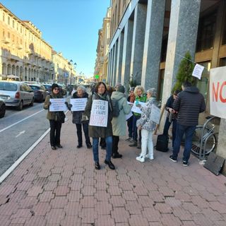 La protesta del Comitato di fronte al palazzo della Provincia a Cuneo