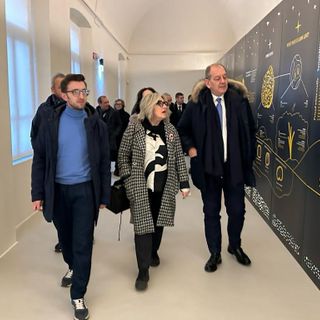 In foto, da sinistra, Emanuele Bolla, l'onorevole Monica Ciaburro e il sottosegretario Patrizio Giacomo La Pietra durante una visita al MUDET di Alba