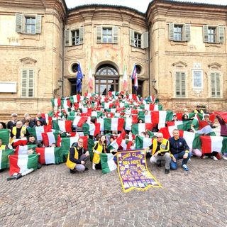 Il tricolore nelle mani dei giovanissimi studenti braidesi, grazie al Lions Club Bra Host