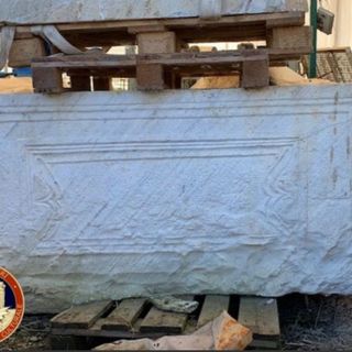 Il sarcofago in marmo, risalente alla metà del III secolo d.C., di tipologia hapax