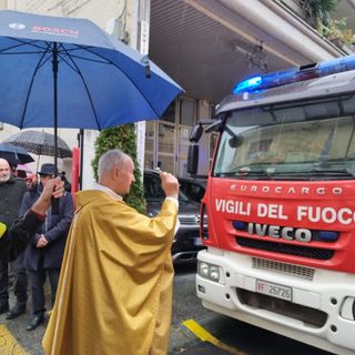 La benedizione dei mezzi del Distaccamento Vvf Volontari di Bra durante i festeggiamenti per Santa Barbara, nel dicembre scorso