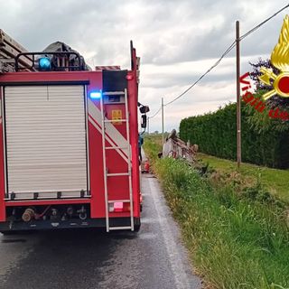 Auto esce di strada in via Piumati a Bra