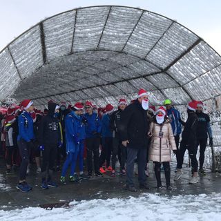 Ottocento cappelli rossi alla Babbo Run, per dare il via al Natale a Cuneo [VIDEO]