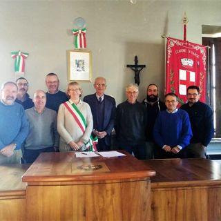 Nella foto: il sindaco Comba, l'assessore Trecco, il segretario comunale Sapetti, il Responsabile dell’ufficio tecnico Savoretto, accanto ai firmatari dell’Atto costitutivo dell’Associazione fondiaria