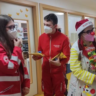 La Befana della Croce Rossa atterra con un sacco pieno di doni all’Ospedale di Verduno