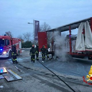 I Vigili del fuoco al lavoro per estinguere le fiamme I Vigili del fuoco al lavoro per estinguere le fiamme
