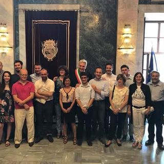 Federico Borgna attorniato dai suoi fedelissimi dopo il giuramento