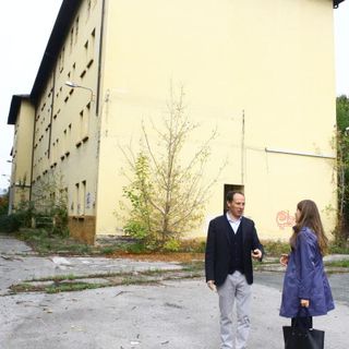 Il sindaco Gian Paolo Beretta e la deputata Chiara Gribaudo all'interno dell'ex caserma Mario Fiore