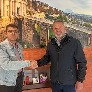 La stretta di mano tra Edoardo Bosio e Anatoliy Fedoruk, primo cittadino della città ucraina distrutta dalle bombe