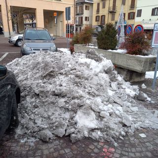 A Boves in piazza Italia la neve ammucchiata copre il parcheggio rosa: "Non c'era altra soluzione?"