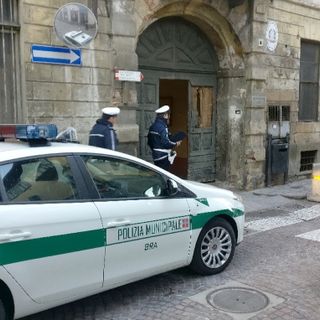 Bra, la Municipale individua misterioso autore del danno al portone della “Montalcini”