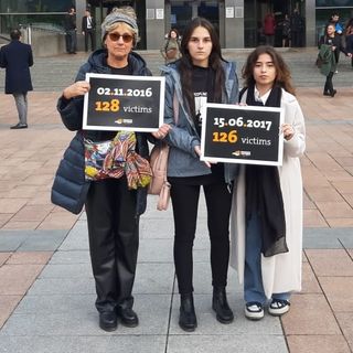 La professoressa Demichelis con le due studentesse