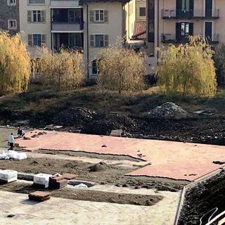 Si lavora alla posa degli autobloccanti