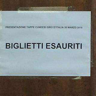 #controcorrente: la presentazione, al teatro Toselli, delle tappe cuneesi del Giro d’Italia 2016 ha lasciato fuori molti appassionati a causa dei pochi posti disponibili