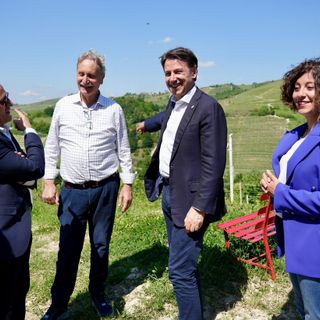 Giuseppe Conte con Sarah Disabato, Ivano Martinetti e il produttore albese Tino Colla