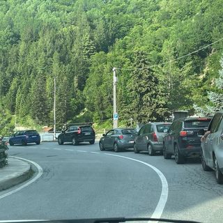 Consueta coda domenicale sulla SS 28. Immagine di repertorio