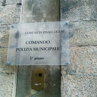 “Ho una perdita d'acqua in casa”, ma è falso: saluzzese denunciato e multato dalle municipali di Finale e Loano