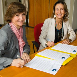 La firma del direttore Caramelli e del Comandante Stefani