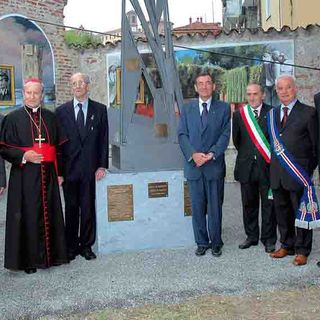 Il cardinal Andrea Cordero Lanza di Montezemolo nel giardino di Mondovì Piazza, per inaugurare il memoriale per il padre