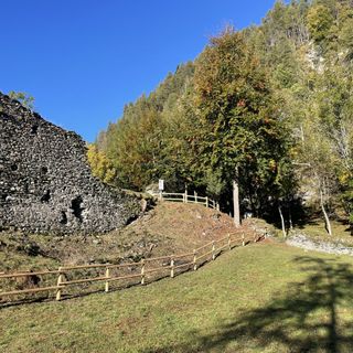 Le vestigia del castello di Casteldelfino Le vestigia del castello di Casteldelfino