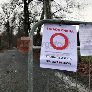 Le transenne che chiudono via Morra