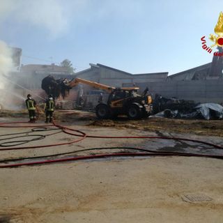 La cascina in fiamme a Centallo