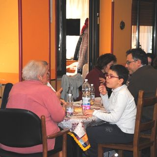 Un momento del pranzo con bambini ed anziani seduto allo stesso tavolo (copyright targatocn)