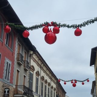 Le strade di Cherasco addobbate per il Natale