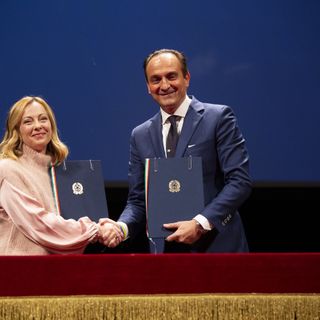 La stretta di mano tra la premier Giorgia Meloni ed il presidente della Regione Alberto Cirio