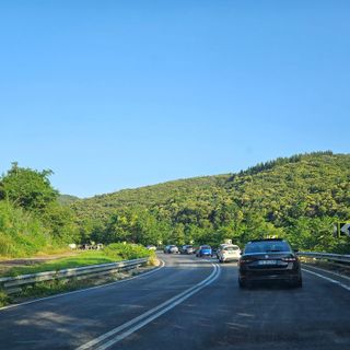 La lunga fila di auto sulla SS28