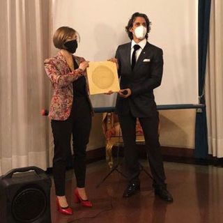 La consegna della borsa di studio a Carole Peia