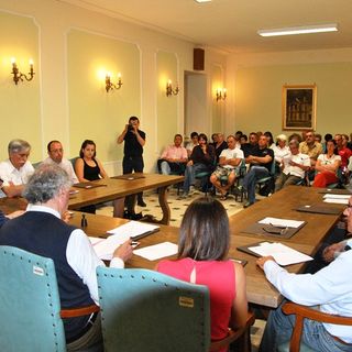 Sala consiliare gremita, ieri sera a Paesana, per il giuramento del sindaco Anselmo (copyright targatocn)