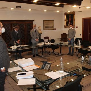 Il minuto di silenzio al consiglio comunale di Alba - foto Gisella Divino