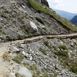 Uno dei passaggi del sentiero ripristinato dagli operai forestali