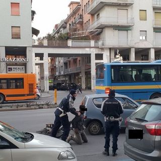 L'arresto, ieri pomeriggio, in corso Nizza a Cuneo