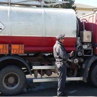 La Guardia di Finanza sequestra oltre mille e 400 litri di gasolio agricolo