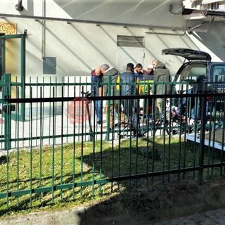 Il feretro portato all'interno del centro culturale islamico di Corso Gramsci