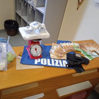 Il materiale sequestrato dalla Mobile