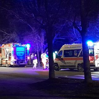 Auto finisce contro  un muro a Dogliani, 19enne ferito lievemente