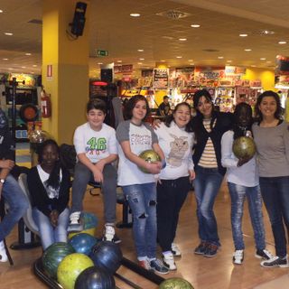 Educatrici ed allievi al doposcuola delle medie in Oratorio