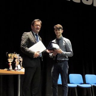 Il senatore Michelino Davico consegna la targa del Senato al vincitore della categoria Giovani concertisti