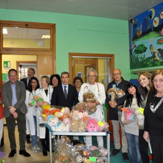 Seconda e terza da destra le due mamme di None che hanno promosso la raccolta benefica ora approdata all'ospedale di Alba