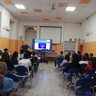 Il direttore dell’Automobile Club Cuneo, Giuseppe De Masi, a lezione con i ragazzi della &quot;Vida&quot; di Alba