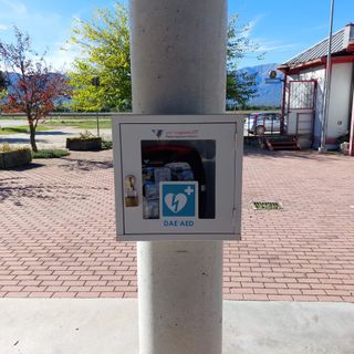 Dopo il furto, un nuovo defibrillatore torna a disposizione dei cittadini a Crocera di Barge