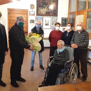 Dogliani, gli auguri del sindaco per i 100 anni della signora Rosa