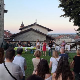 Il gruppo di visitatori del ricetto di Envie guidati da Francesca Colombano e Simona Pagliano