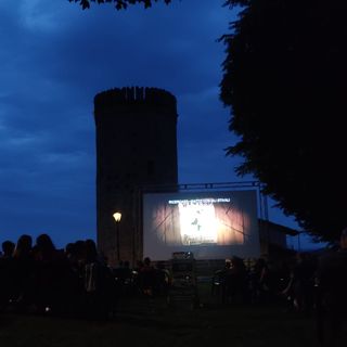 Ad Envie la rassegna di cinema all'aperto chiude con “Il grande giorno” di Aldo, Giovanni e Giacomo