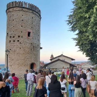 Il parco della torre del castello di Envie, dove si tengono gli eventi estivi