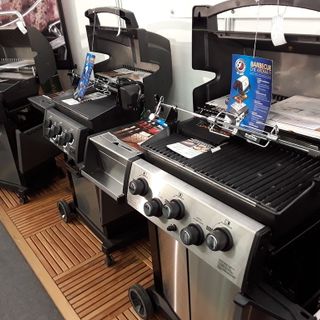 Set da giardino e barbecue a gas o a carbonella